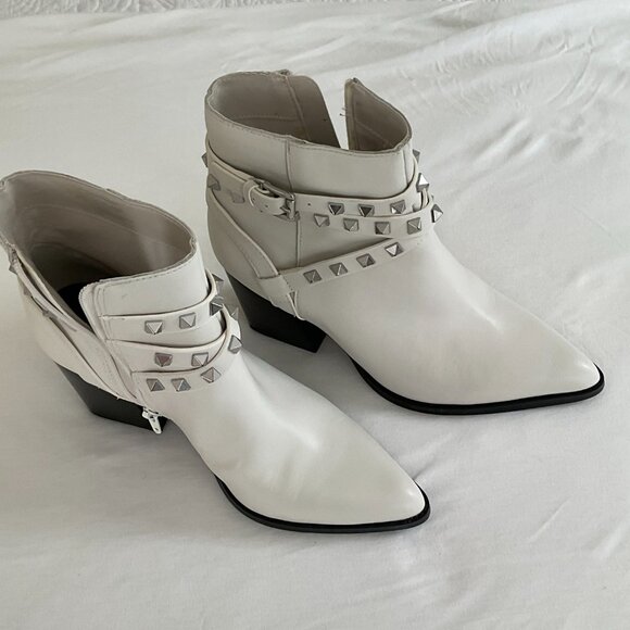Steve Madden White Leather Cala Studded ankle boot / Size 7.5 / New w/o Box - Picture 1 of 7